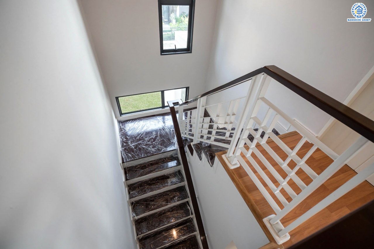 บ้านมือสองตกแต่งใหม่ โครงการ สราญสิริ ติวานนท์-แจ้งวัฒนะ1 หลังมุม เนื้อที่ 59.2 ตร.ว. ดีไซน์ตอบทุกไลฟ์สไตล์ ฟังก์ชัน 3 ห้องนอน 3 ห้องน้ำ จอดรถได้ 2 คัน Living ชั้นบนกว้างขวาง บนทำเลติดถนนใหญ่ เชื่อมต่อทุกเส้นทาง ใกล้จุดขึ้นทางด่วน "ศรีสมาน"